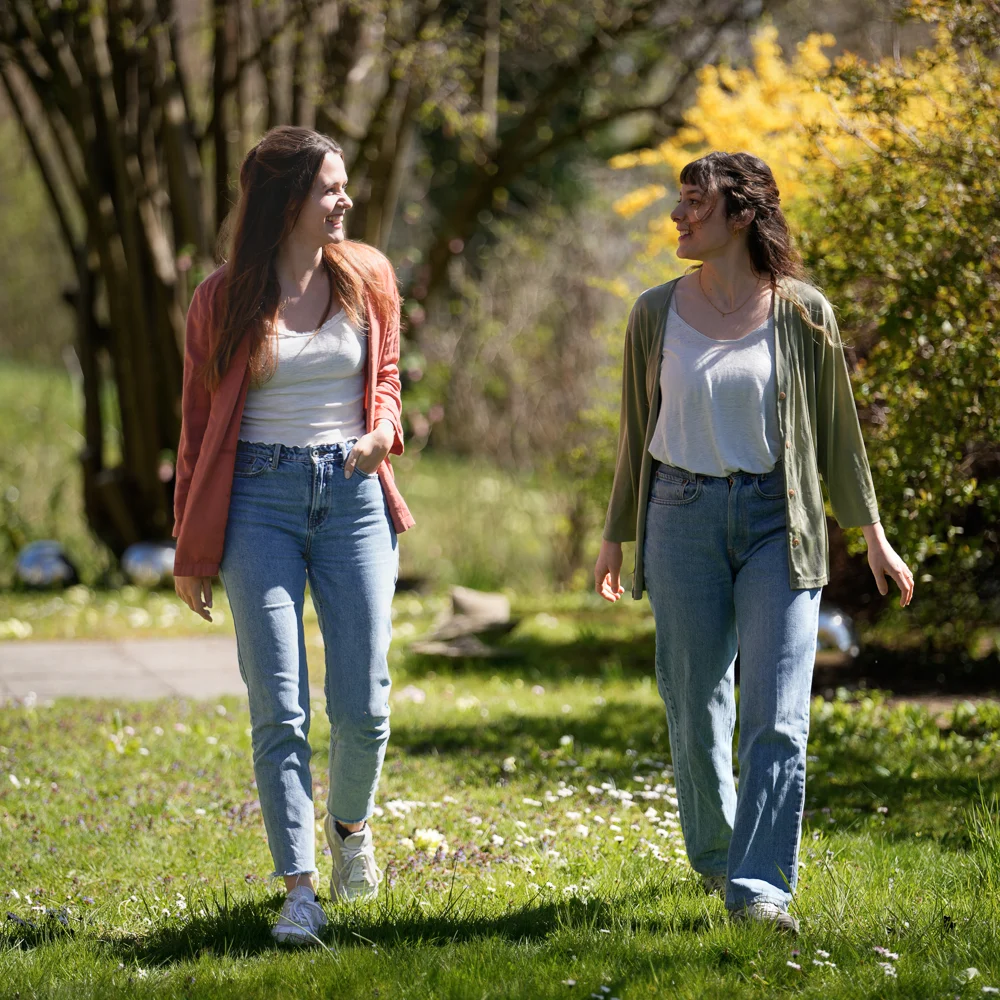Irene und Carmen gehen gemeinsam draussen spazieren